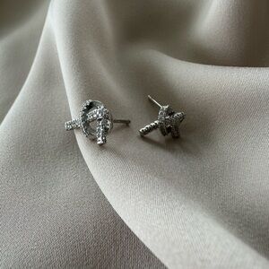 【Knotique】Silver Knot Earrings with Micro Zirconia  (S925 Silver-Plated)